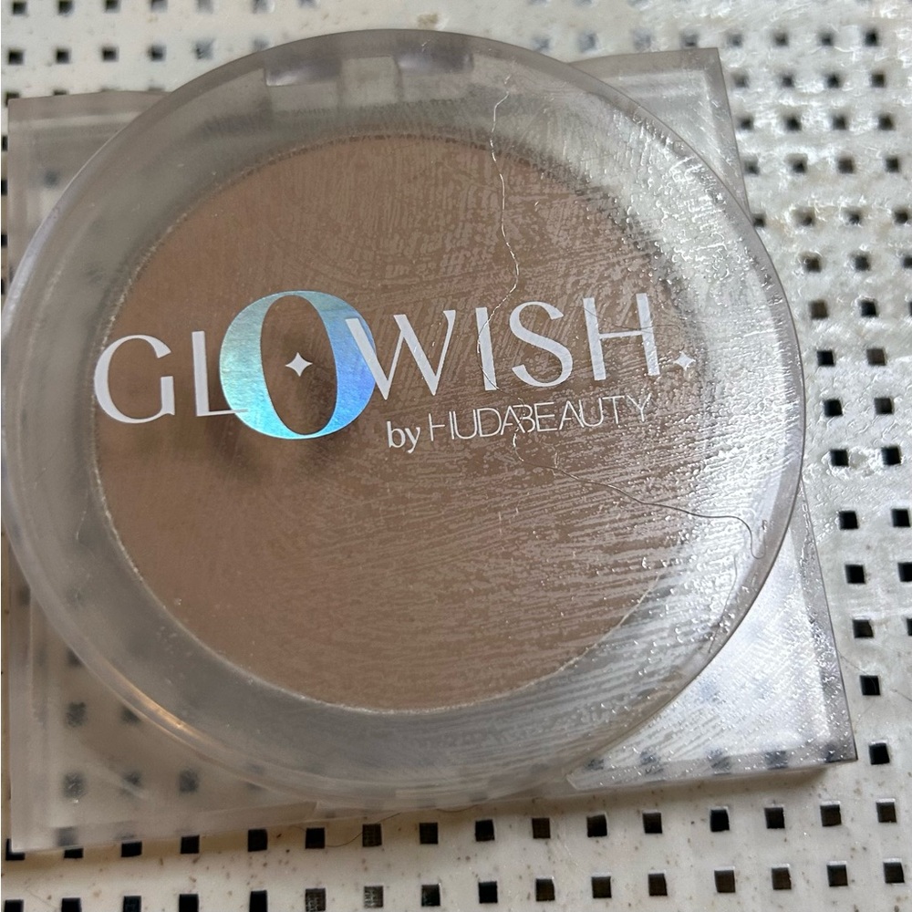 HUDA BEAUTY Luminous Pressed Powder in Light Medium